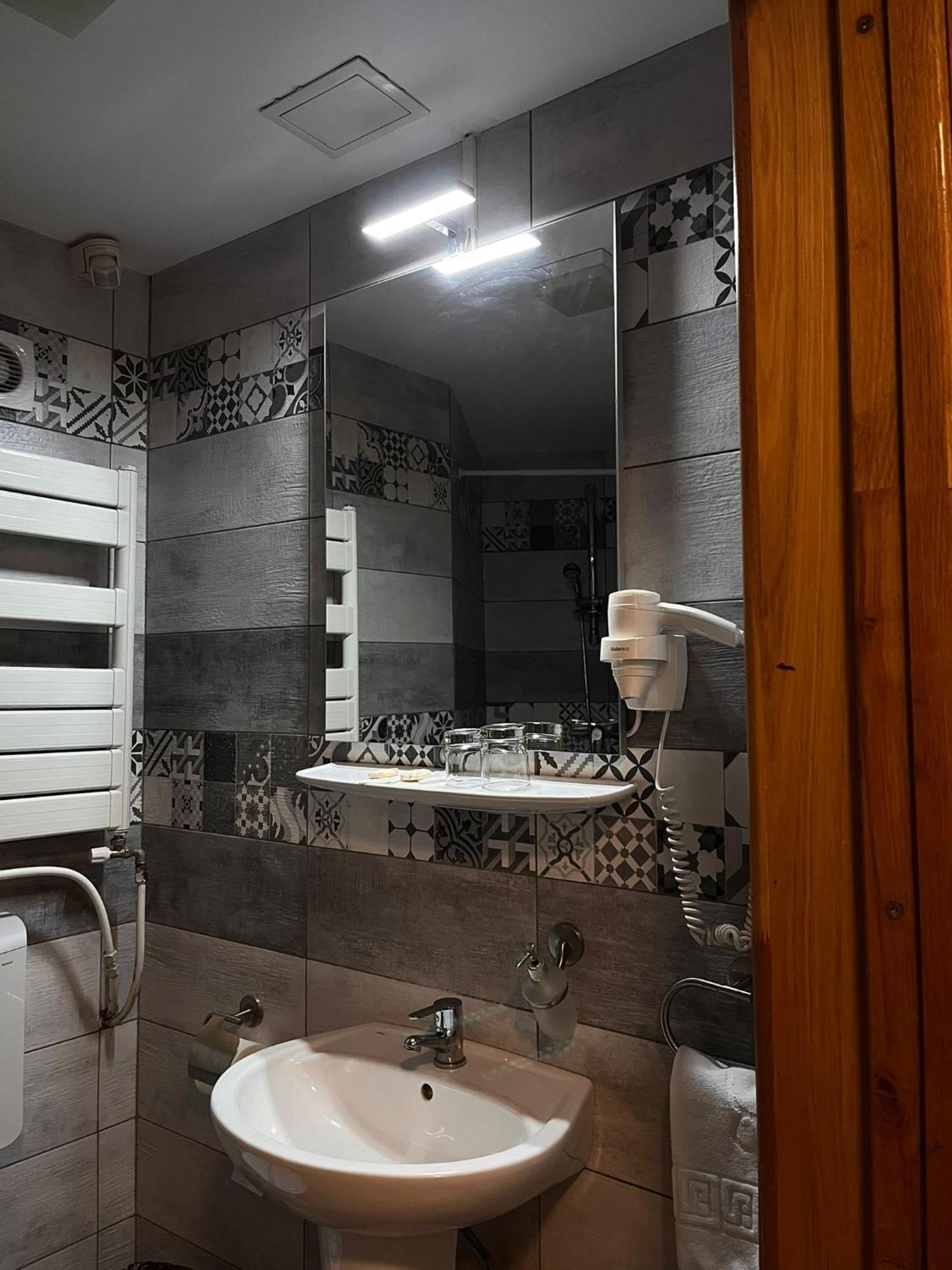 Hotel Dambovita Тырговиште Экстерьер фото